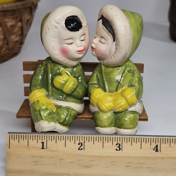 Vtg Salt Pepper Shakers Set Kissing Eskimo Couple Bench Sitters Asian 70s Green - Picture 5 of 11